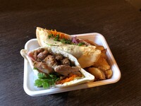 照り焼きチキンとAUSひよこ豆のフムスのピタサンド