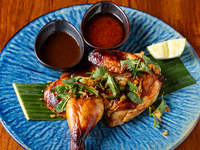 タイ風仕立ての骨付き鶏もも肉”ガイヤーン”付きお店の人気メニューを揃えたコース　全11品　（4名様～）