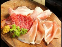 生ハムとサラミの盛り合わせ