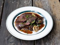 牛ハラミの炭焼き　赤ワインソースと季節の野菜