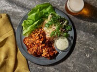 【TAKEAWAY】スパイシーフライドチキン  - 味噌ヨーグルトソース、ピーナッツ、レタスサラダ