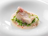 [Dekuberto] A standard dinner course that includes appetizers, fish and meat, and dessert