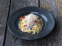 バヴェッティーニ　秋刀魚とプチトマト、茗荷のアーリオオーリオ