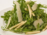 【TAKEOUT】ARUGULA SALAD, WITH PARMESAN CHEESE AND SLICED APPLES　ルッコラのサラダ、パルメザンチーズとりんご添え