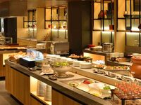 2026 新春ランチブッフェ　大人¥ 6,500 (税サ込)　シニア(65歳以上)￥5,500(税サ込)　小学生¥ 3,000(税サ込)　未就学児無料