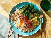 【TAKEAWAY】 ブレックファストライスボウル - フライドエッグ、 自家製'フリカケ'シーズニング、 プラムタマリンドチャツネ