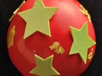 【TAKEOUT-PIERRE HERMÉ PARIS-Noël Pâtisserie 2026】フロコン フレーズ ピスターシュ(約14cm)