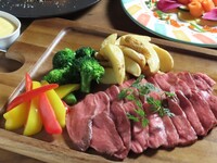 たっぷりチーズのチキンブリトーやリブロースステーキ、ワタリガニのトマトクリームパスタなど【全5皿】　2時間飲み放題　￥4,500