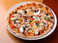 ペスカトーレ(オリジナルワタリ蟹のトマトソース、チーズ、チェリートマト、エビ、ホタテ、紋甲イカ、ブラックオリーブ、アイオリソース)