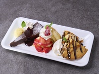 Assorted dessert plate with a congratulatory message (charged)