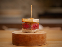 [غرفة خاصة] طبق قياسي من لحم كوبي، ولحم واغيو المختار بعناية، والمأكولات البحرية الموسمية، بإجمالي حوالي 10 أطباق