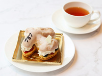 Airplane cream puff with drink