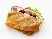 鴨パストラミとカマンベールチーズサンド