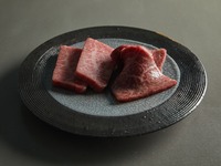 [Aged Yonezawa Beef Special Course] Salted Tongue, Special Cuts, Sirloin + Champagne