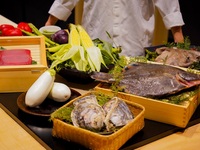 前菜7種類、メイン7種類の選び抜かれた旬の食材がワゴンの上に並びます、先ずは視覚でお楽しみください。 食材ごとに２種類の調理方法をご用意しております。お好みの食材をお好みの調理でご堪能下さい。