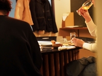 酒吧服务将于5月9日星期六提供，需提前预订。