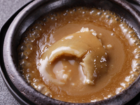 Arroz con aleta de tiburón en olla de barro