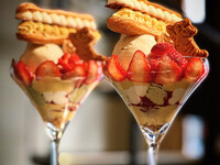 いちごとエクレアのパフェ