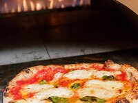 【All-You-Can-Drink Special Large Plate Sharing Course】 Enjoy today's pasta, Margherita pizza, beef steak, and more!