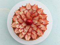 【19〜25受取予約】 ストロベリータルト24cm（チョコクリーム）