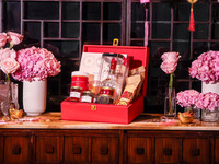 Hamper with Wu Liang Ye