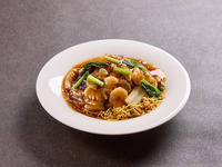 Fried noodles with mixed vegetables and thickened sauce