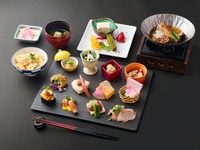 【慶祝特別菜單】～色彩繽紛～包含12種海鮮和煮當地紅鯛魚的超值套餐。