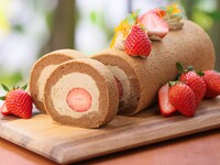 テイクアウト「４・5月　期間限定～ほうじ茶と苺のロールケーキ～」