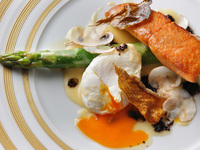Spring-only "Asparagus x Shellfish" seasonal dinner course. *Menu contents will change from July onwards.