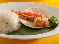 ⑤海老・イカ・帆立貝のグリーンカレー 