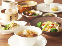 前菜・熱菜・デザートの3回に分けて提供されるランチコース。コーヒー付き