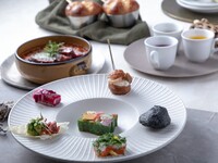 午餐（仅预订座位）：从少量多样的菜品到餐后甜点与季节风味茶。