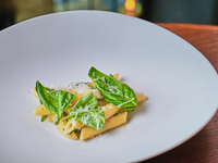 【ランチ】 エッセンス（4品コース）＜メインダイニング＞