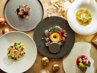 Cena de Navidad – planta Tokyo Bay View con una copa de champán