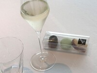 Web reservation only MENU SAISON plan with a glass of champagne and three types of souvenir sweets
