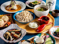 [Weekday lunch only] Tou Soba Kaiseki course includes 5-item soba platter, hand-rolled dishes, grilled dishes, hand-made soba, etc.