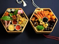 【物販】 『おせち料理 亀甲型白木二段重』81,000円(税込)