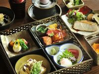 【山紅葉】旬の食材等8品をお弁当スタイルで＋1ドリンク（お椀追加）