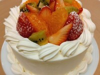Anniversary cake, 12cm (size 4), serves 4 to 6 people.