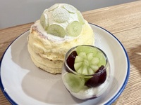 Limited-quantity pancakes [Shine Muscat and Kyoho grapes]