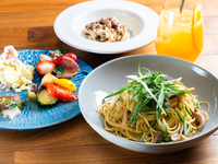 [Weekday lunch only] Freshly baked! Lunch set with your choice of main dish, such as rotisserie chicken or pasta!