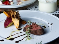 【2025クリスマスディナー】5席限定！・横並びのカウンター席！国産牛のローストなど全5皿＋フリーフロー付き