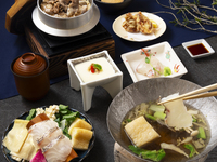 Private rooms guaranteed! Party course for groups of 6 or more — ¥5,000 per person, including all-you-can-drink with beer. Highlights: “黒毛和牛といくらの～にくら釜飯～” (Kuroge Wagyu and ikura nikura kamameshi — clay-pot rice) and “鰆と真鯛の黄金出汁小鍋” (Spanish mackerel and red sea bream in golden dashi, small hot pot).