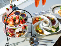 【ランチ＆90分フリーフロー付】あまおうと国産イチゴ食べ比べアフタヌーン ランチセット