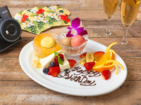 【大切な方への誕生日や記念日、デートにも♪】ALOHA Anniversaryコース＋選べる乾杯ドリンク付き　チェキ＆アロハシャツチェキホルダープレゼント♪