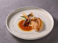 【土日祝】11：00より入店可　赤白ワイン付+前菜ブッフェ+選べるメインで楽しむモダンランチ