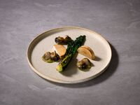 [Saturdays, Sundays, and holidays] Open from 11:00 AM. Enjoy a modern lunch with red and white wine, an appetizer buffet, and a choice of main course.