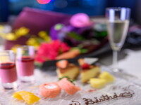 【土日祝】11：00入店可　メッセージデザートプレート+前菜ブッフェ+選べるメインで楽しむモダンランチ