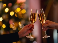 [BỮA TRƯA] Thực đơn bữa trưa gồm 7 món, kèm đồ uống và bánh mì nướng.