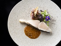 ≪販売日限定≫ フィンガーフード、前菜、メイン（魚料理または肉料理）、デザート、小菓子など全4品